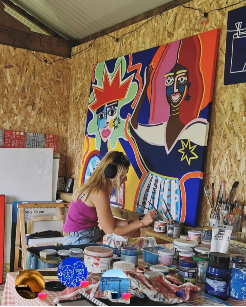 L'artiste Mathilde en train de peindre dans son atelier