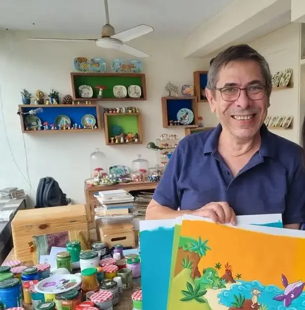 L'artiste Michel Madoré dans son atelier