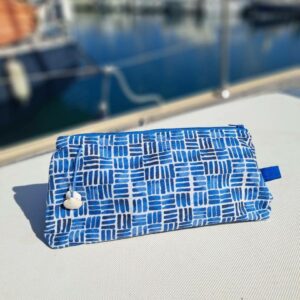 Trousse en tissu bleu avec petits coquillages en décoration