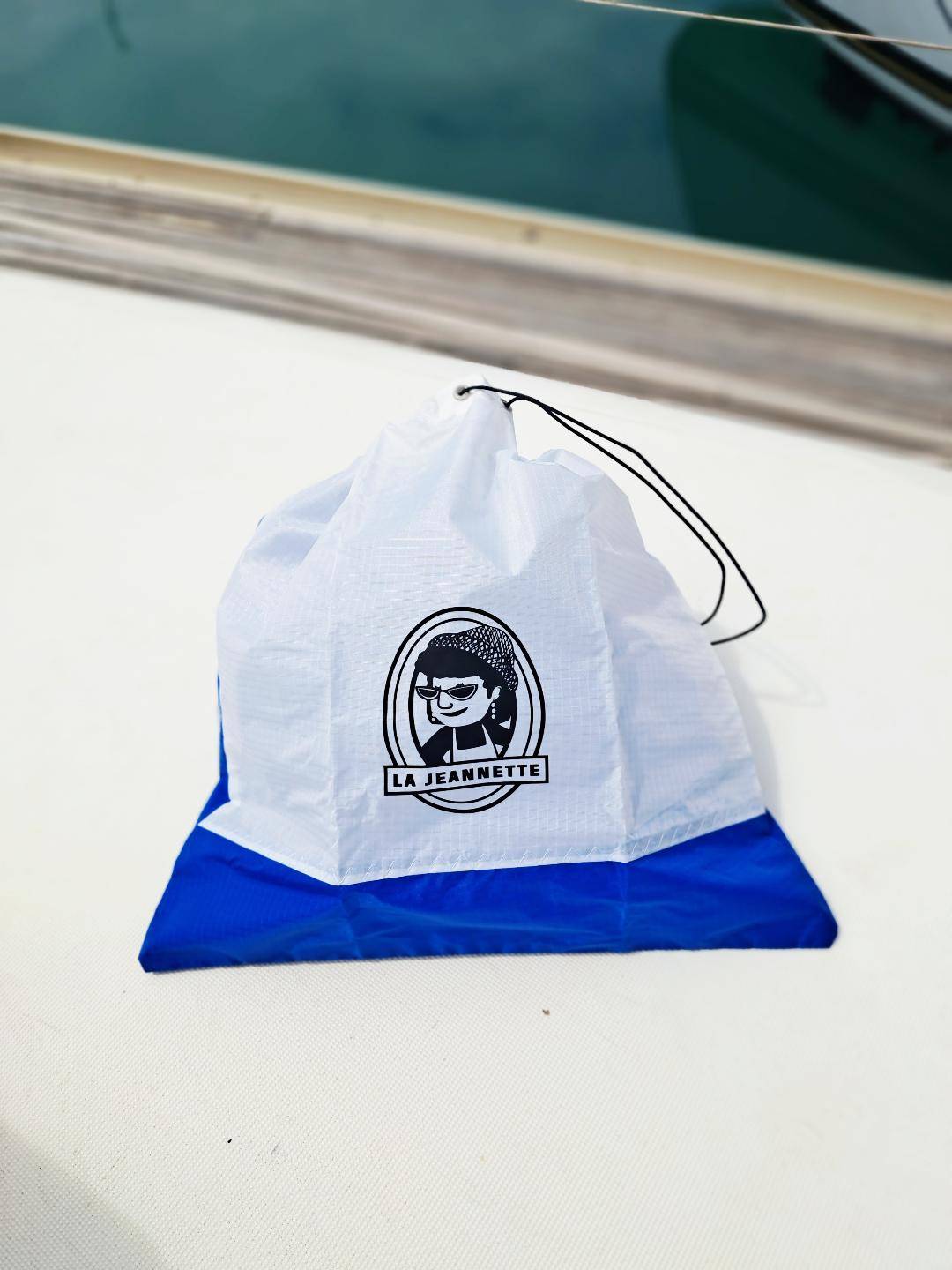 sac en toile de spi bleu et blanc fermé
