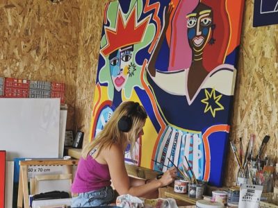 L'artiste Mathilde en train de peindre dans son atelier