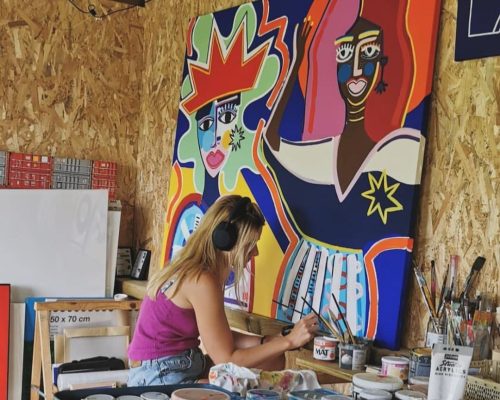 L'artiste Mathilde en train de peindre dans son atelier